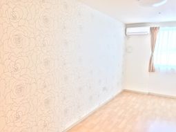 バラ柄壁紙の洋室