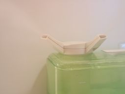 白い容器と緑色の箱