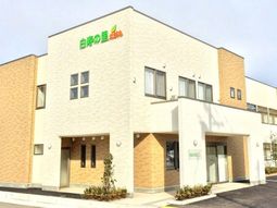 明るい建物の外観