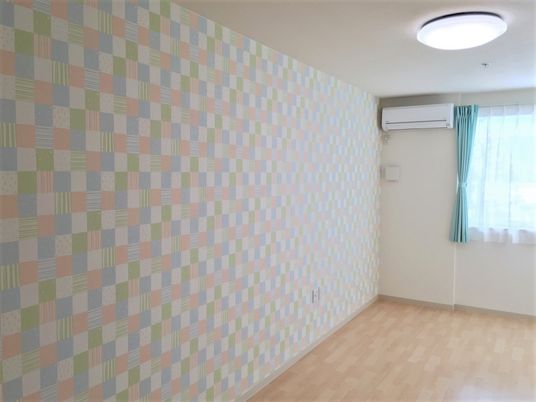 明るい洋室の壁と窓