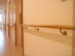 廊下の手すりとドア