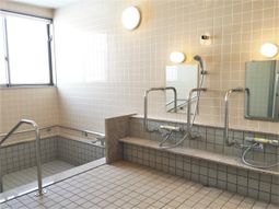 明るい浴室の設備