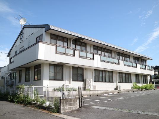 明るい外観の建物