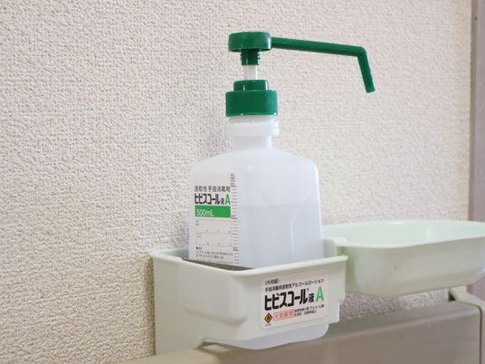 手指消毒用品と洗面台