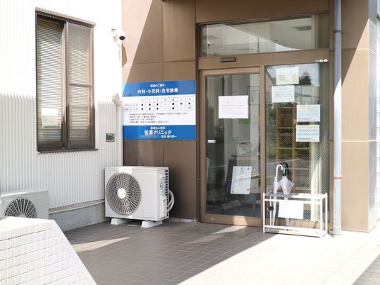 エントランスと案内板