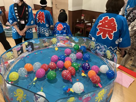 お祭りの場面