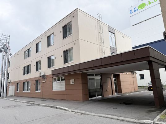 明るい外観の建物