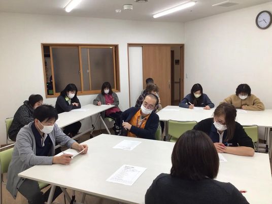 研修中の職員が集まる多目的室  