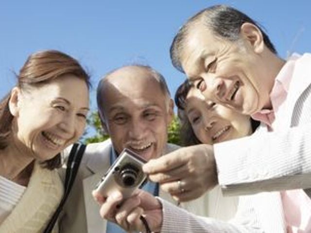 笑顔の集まりの瞬間 和やかな雰囲気の中で記念撮影をするスタッフたちです。共に働くことに勇気を感じられる場面ですね。