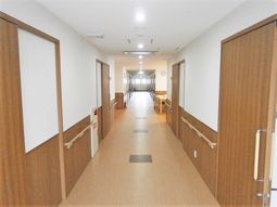 明るく清潔な廊下