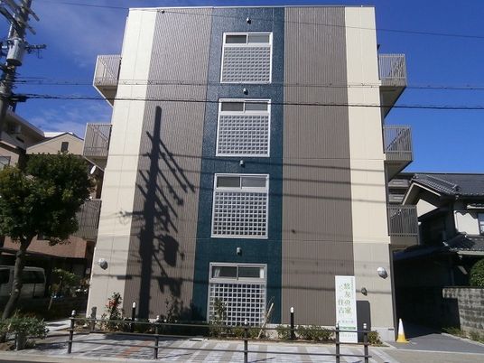 建物の直立した外観