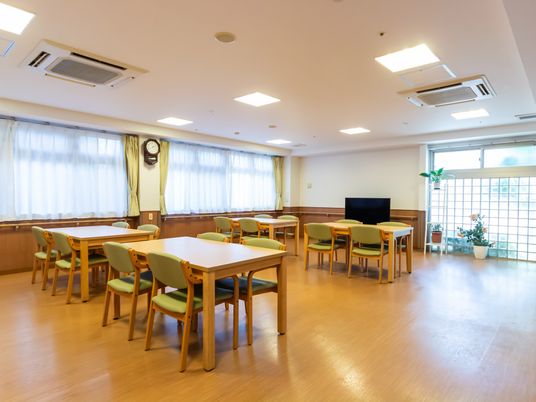 椅子と机が並ぶ空間