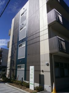 日差しが差し込む建物外観