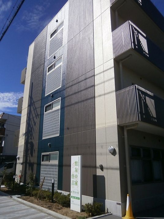 日差しが差し込む建物外観