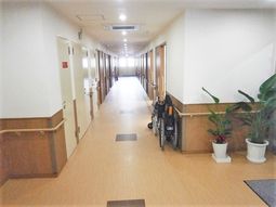 手すり付きの明るい廊下