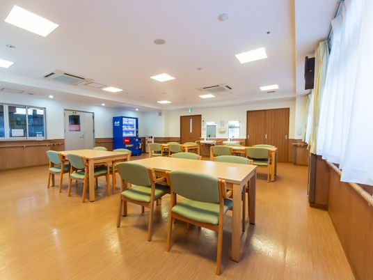 明るい食堂の様子