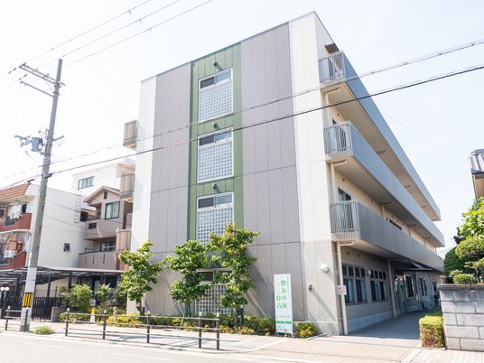 中庭が見える外観  