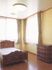 居室は余裕をもった広さになっている。木製のチェストが備え付けられており、中央にはベッドが置かれている。