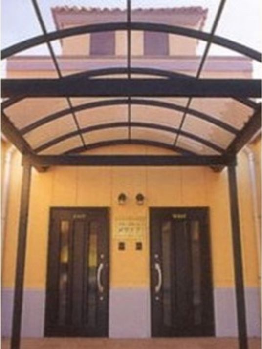 玄関前は屋根が設置されており、雨の日でもぬれることなく出入りすることができる。バリアフリー対応で安心できる。