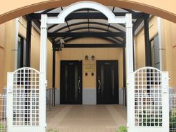 明るいエントランスの外観