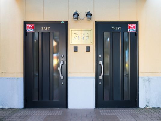 施設はウエストとイーストに分かれており、入り口にはそれぞれのドアを設置している。また床には点字ブロックを備え付けている。