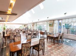 明るく広々とした食堂