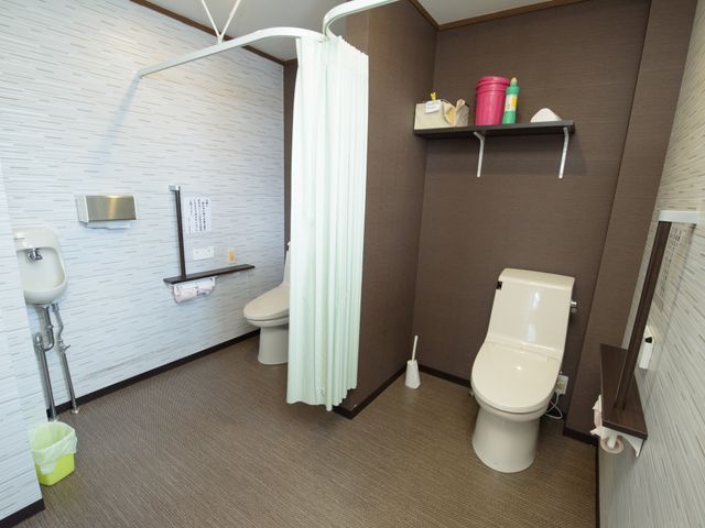 バリアフリートイレ設備 トイレ 清潔感のあるトイレはバリアフリー設計で、手すりや広々とした空間が整っており安心です。サポートが必要な時も利用しやすく工夫されています。