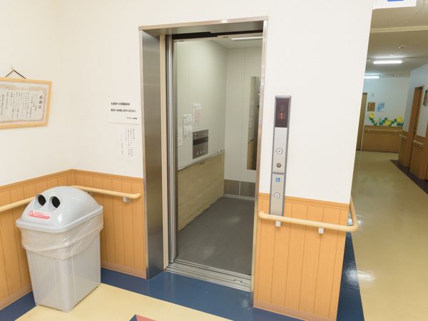 廊下にあるエレベーター
