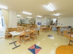 明るい食堂の風景