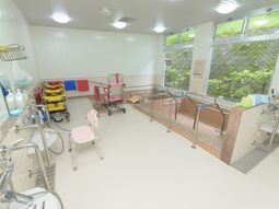 機能訓練室の設備と窓