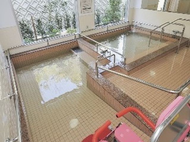 明るい浴室と洗い場 浴室 天井が高く、自然光が差し込む浴室です。広々とした洗い場もあり、快適にご利用いただけます。