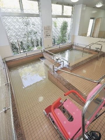 明るい浴室と洗い場 浴室 天井が高く、自然光が差し込む浴室です。広々とした洗い場もあり、快適にご利用いただけます。