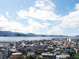 海と山が見える景色