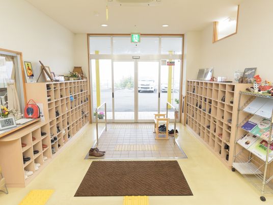 エントランスの明るい風景