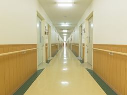 明るい廊下の風景