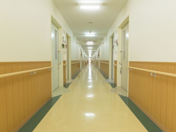 明るい廊下の風景