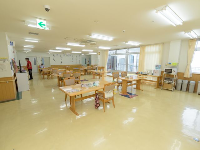 広々とした快適な食堂 リビングダイニング 落ち着いた雰囲気の食堂で、清潔感溢れる空間が保たれており、働く環境としても理想的です。利用者が集まりやすい設計で、コミュニケーションが取りやすいのも魅力の一つです。