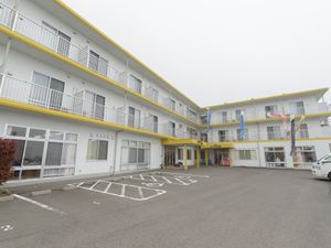 黄色いラインの建物エントランス