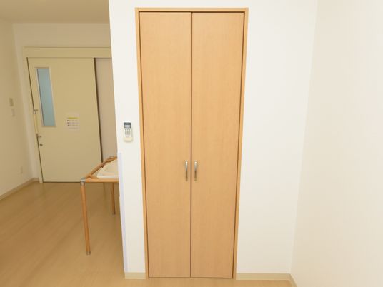 洋室の木製ドア