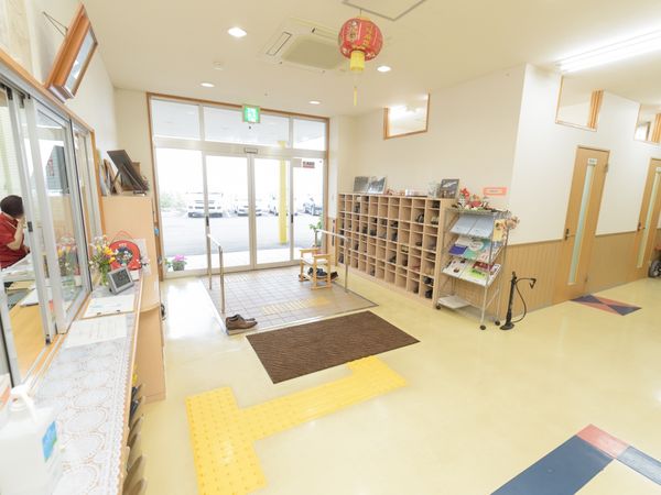 明るい雰囲気のエントランス