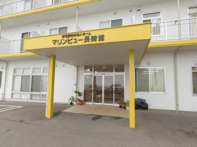 エントランスの明るい外観