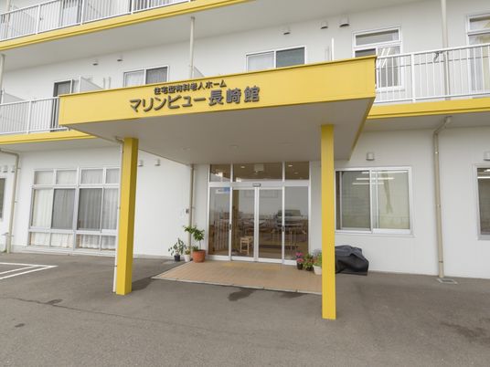 エントランスの明るい外観