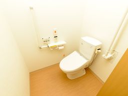 手すり付きのトイレ