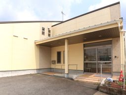 明るい建物のエントランス