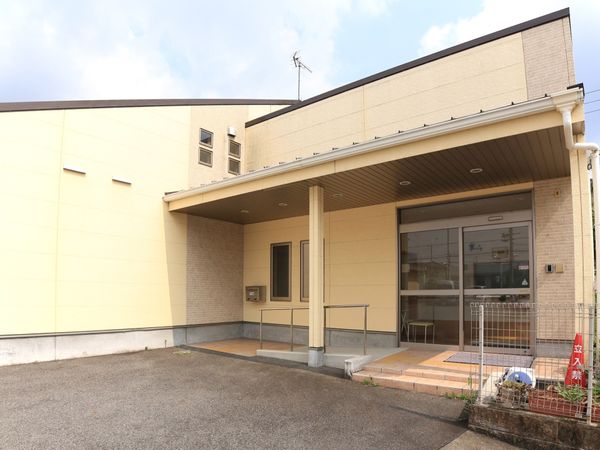 明るい建物のエントランス