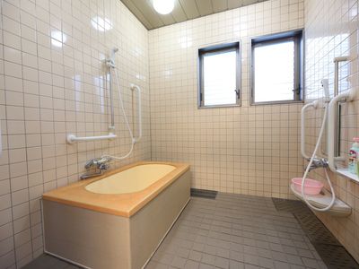 安全設計のゆったり浴室