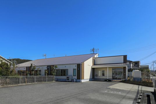 広々とした施設外観