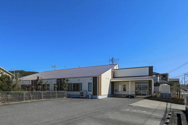 広々とした施設外観