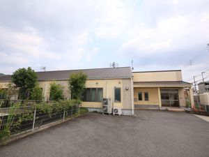 落ち着いた色合いの外観