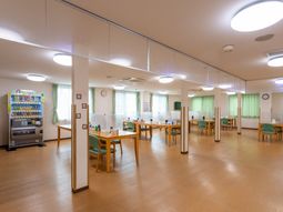 明るい食堂の様子